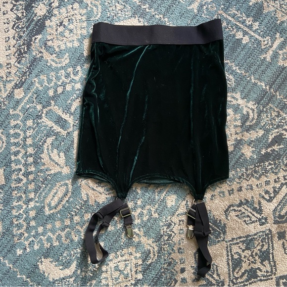 NWT Killstar Cassandra emerald green velvet miniskirt with garter size small - Picture 4 of 7